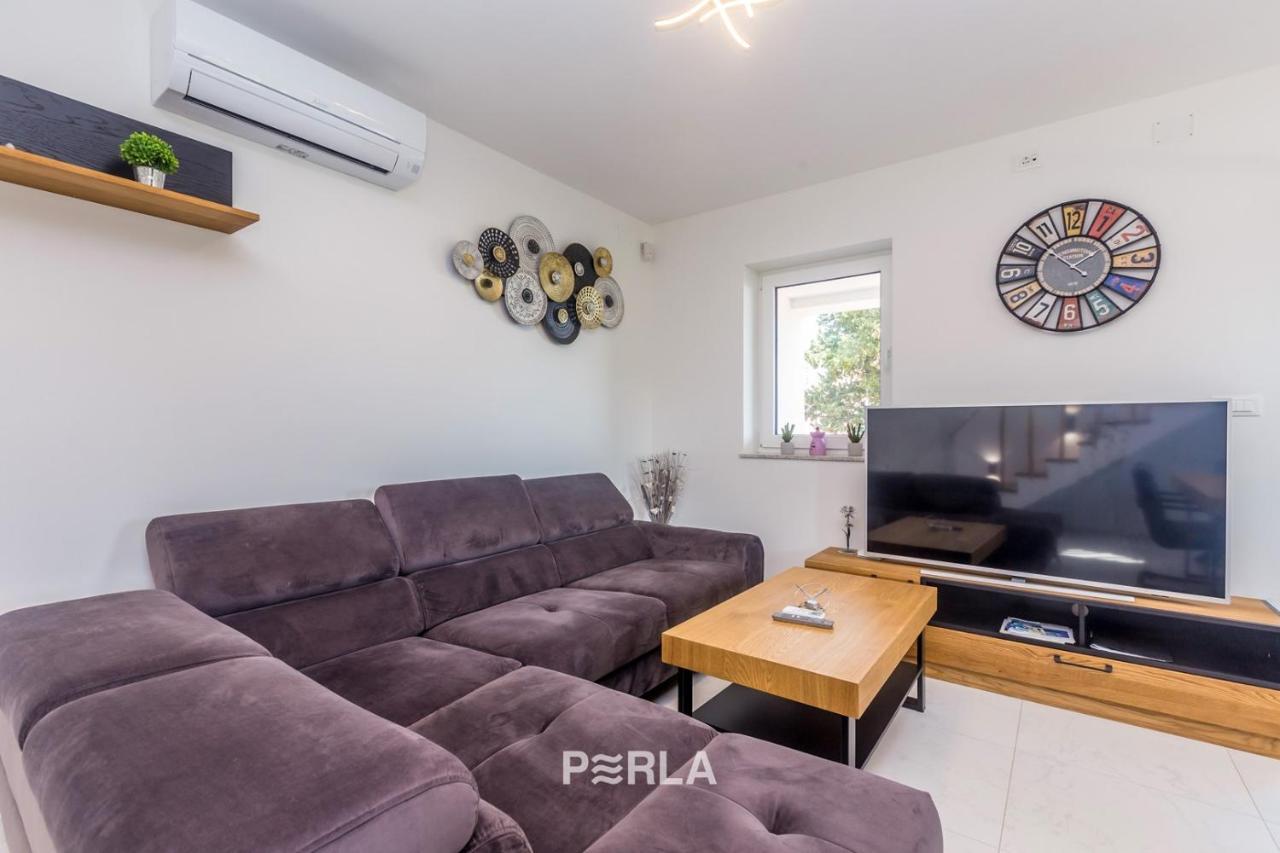 House Mirabelle With Pool Guest house *